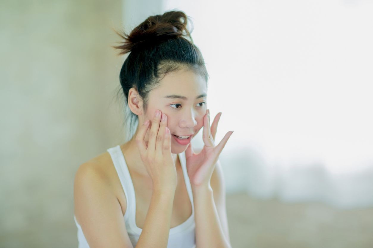 Face yoga merupakan salah satu perawatan kecantikan yang dapat membantu mengurangi tanda-tanda penuaan seperti kerutan dan garis halus di wajah.