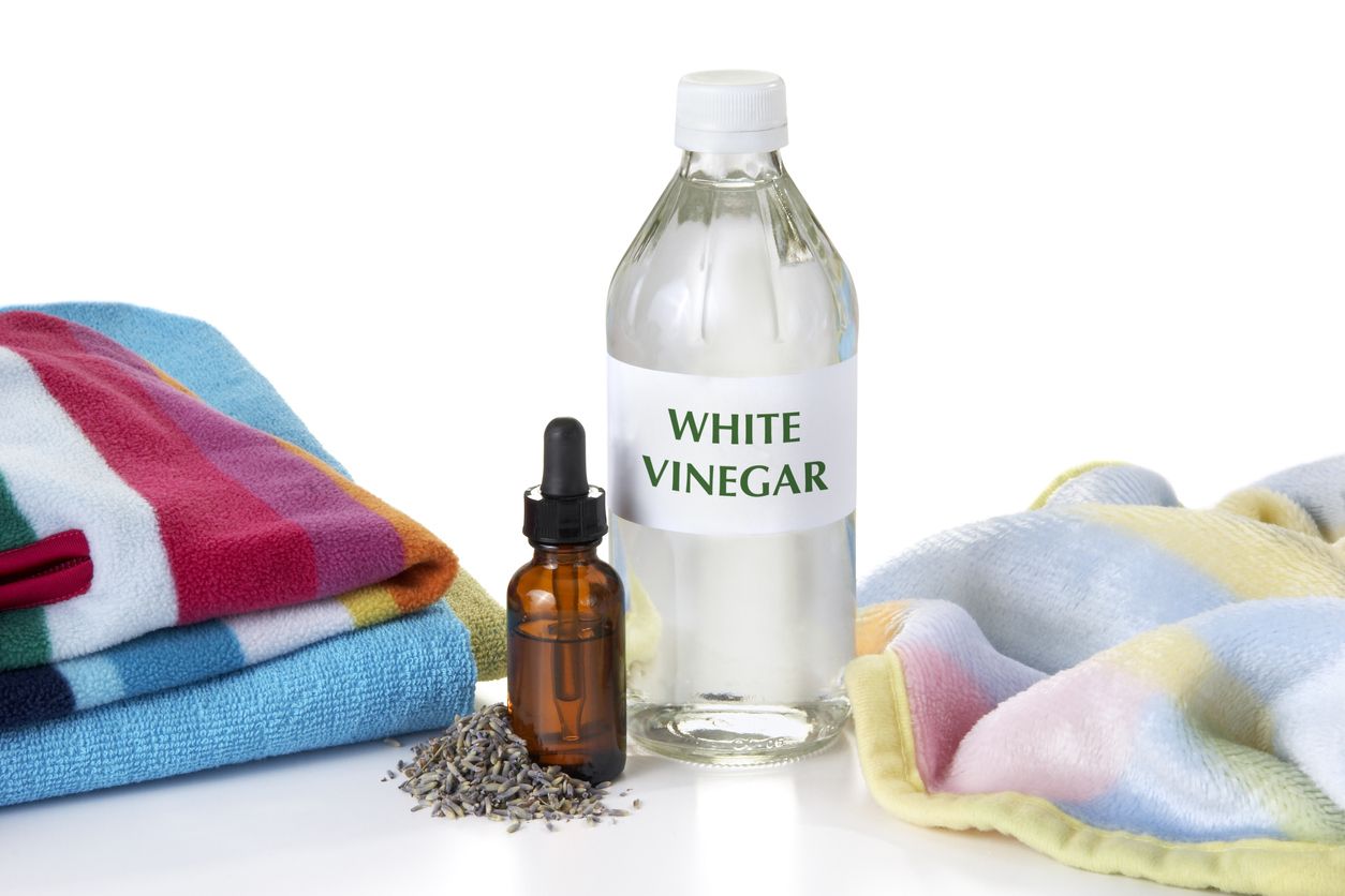 Simak! Ini 5 Cara Menggunakan Cuka Putih untuk Bersihkan Pakaian - Parapuan