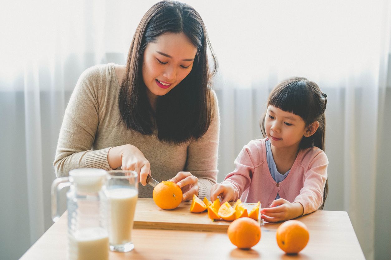 Orang tua wajib tahu, berikut ini merupakan makanan yang membantu menjaga kesehatan mata anak, simak ya
