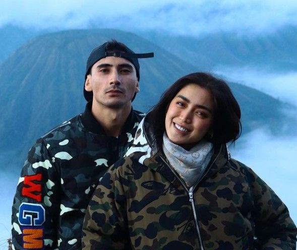 Pada (24//2021) aktris dan presenter Jessica Iskandar dilamar oleh kekasihnya, Vincent Verhaag. Ternyata, begini hubungan mereka. 