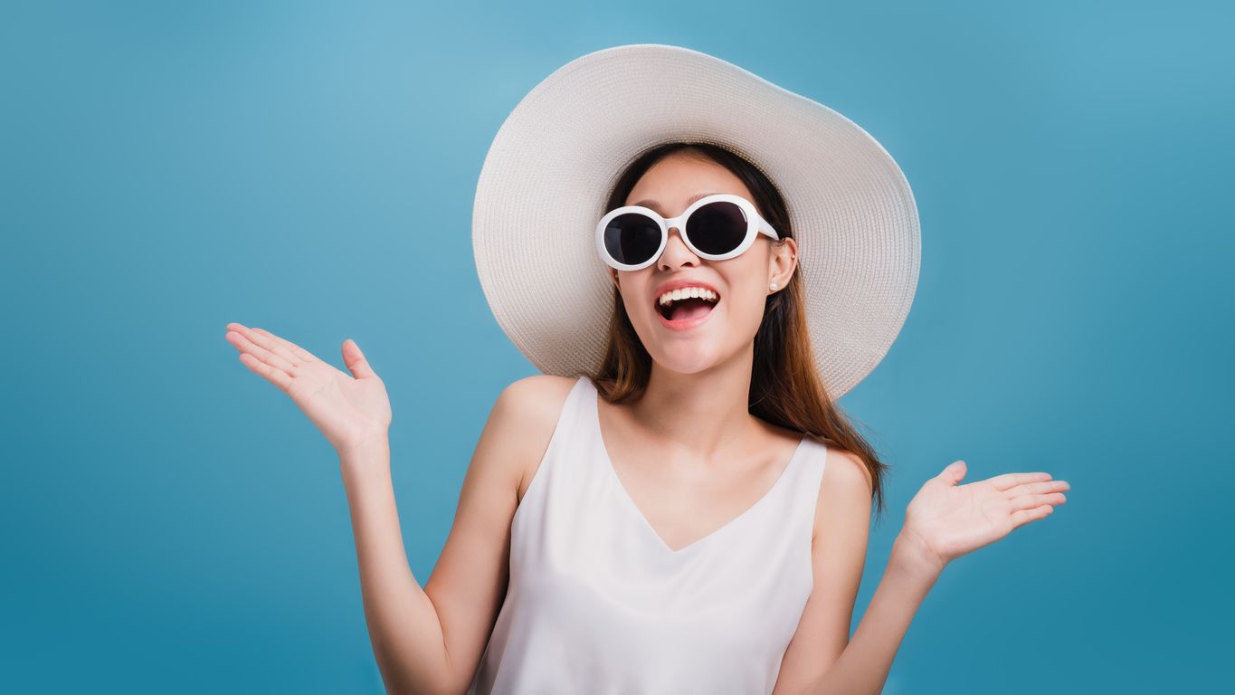 Kacamata hitam memang tak ada habisnya, apalagi kacamata ini termasuk salah satu fashion item yang timeless dan sangat klasik.