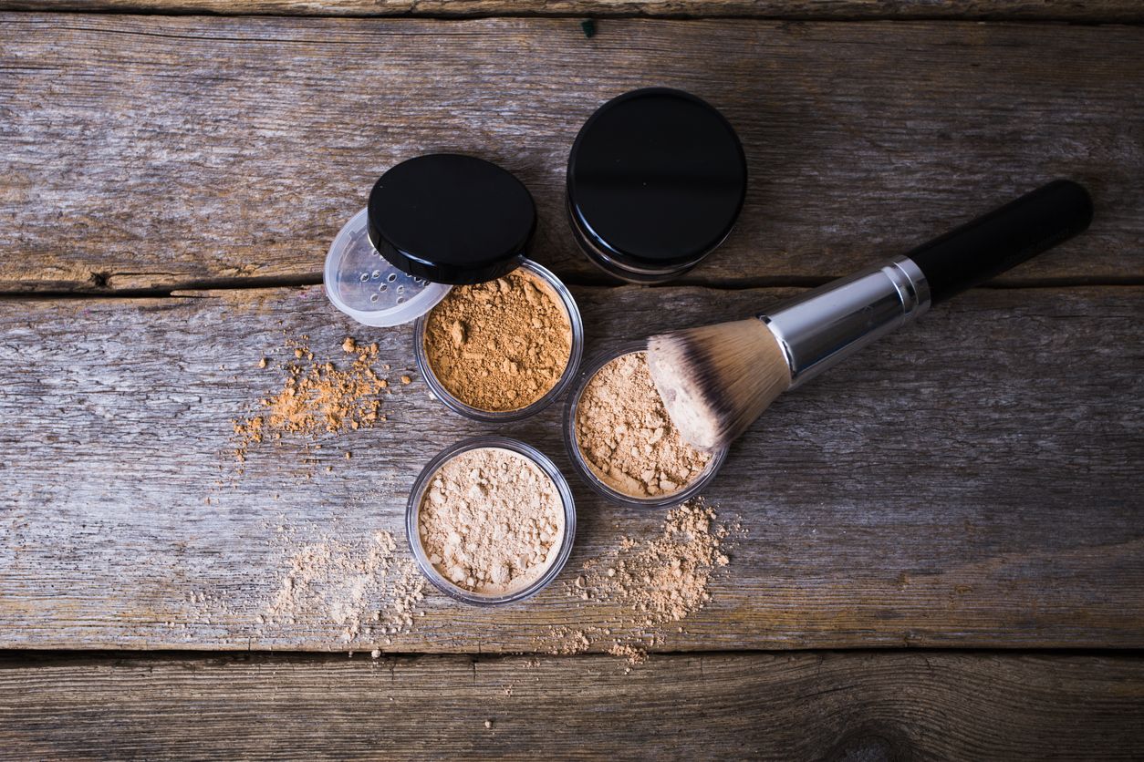  Produk mineral makeup biasanya bebas pengawet, karena mineral merupakan partikel berukuran halus yang memiliki bau yang sangat minim.
