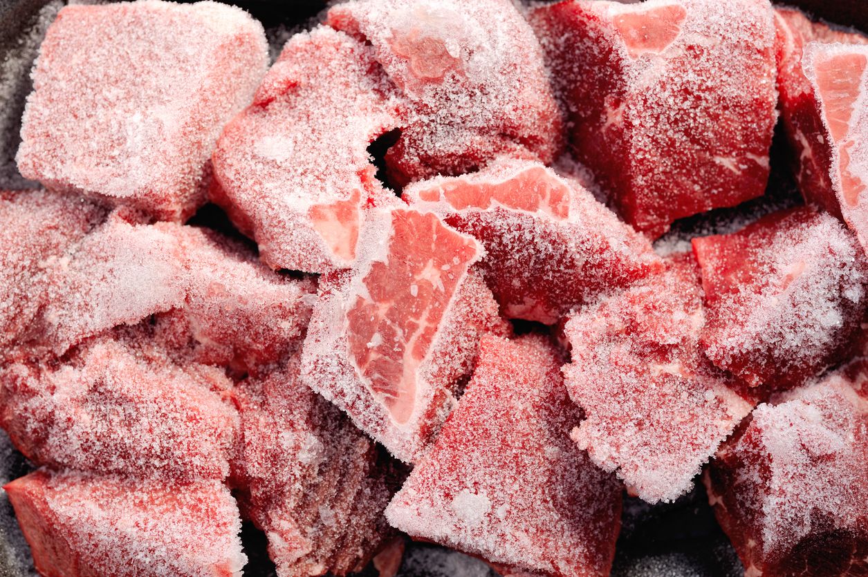 Sebagai salah satu tips memasak cepat, kamu bisa menggunakan 2 cara ini untuk mencairkan daging beku dalam hitungan menit.