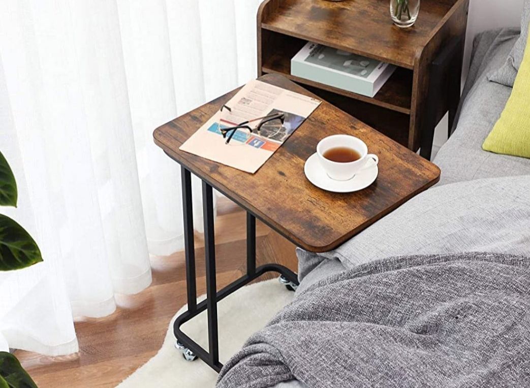 Meja overbed merupakan meja serbaguna yang bisa digunakan untuk bekerja di atas tempat tidur. Cocok bagi Kawan Puan yang sedang bekerja dari rumah!