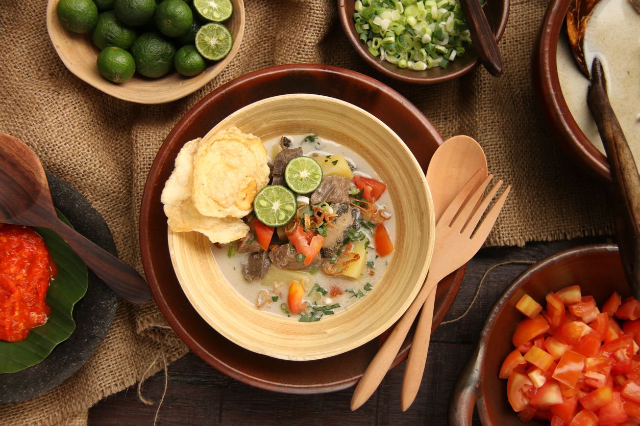 Indonesia memiliki makanan berkuah yang berbeda-beda di setiap daerahnya. Yuk, simak makanan yang cocok disantap saat musim hujan ini.