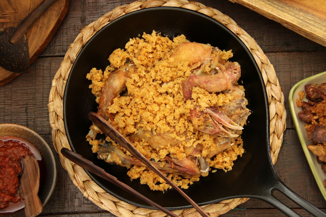 Simak ini tips memasak mudah ayam kremes renyah. Ciri dari ayam kremes adalah kulit balutan tepung yang membuatnya renyah dan disukai banyak orang. 