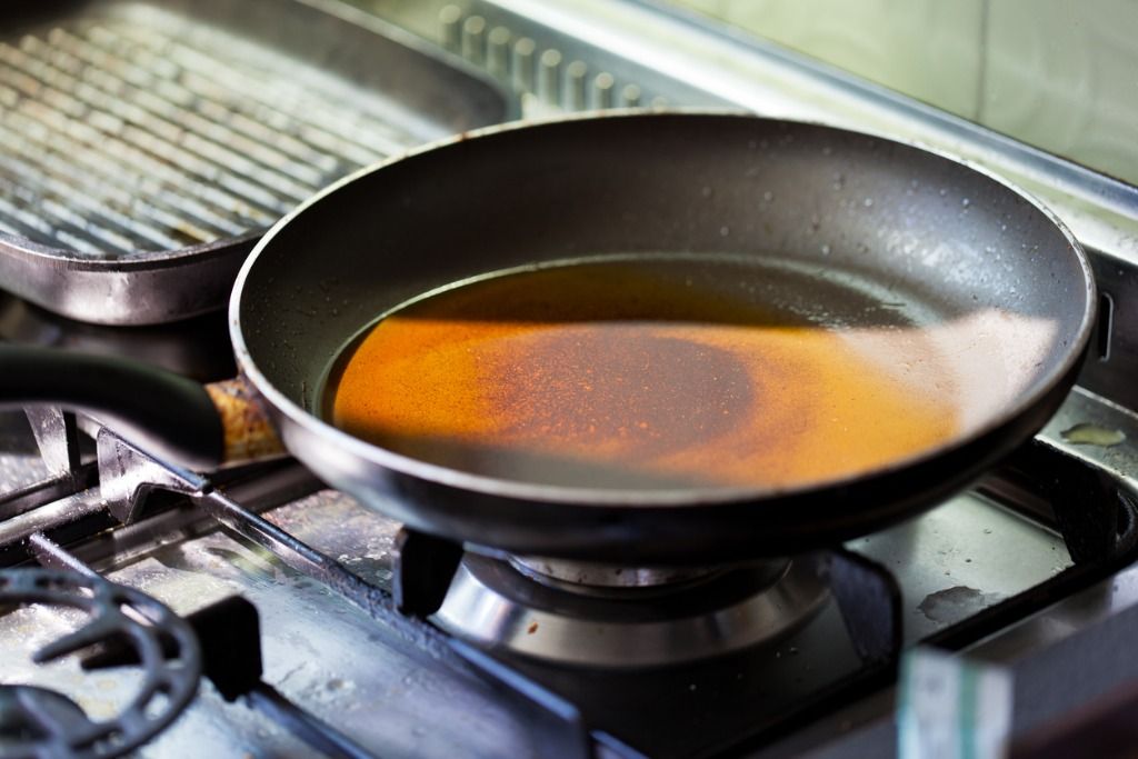 Berikut ini tiga tips hemat menjernihkan minyak goreng, mulai dari lemon hingga arang kayu, yuk simak penjelasannya