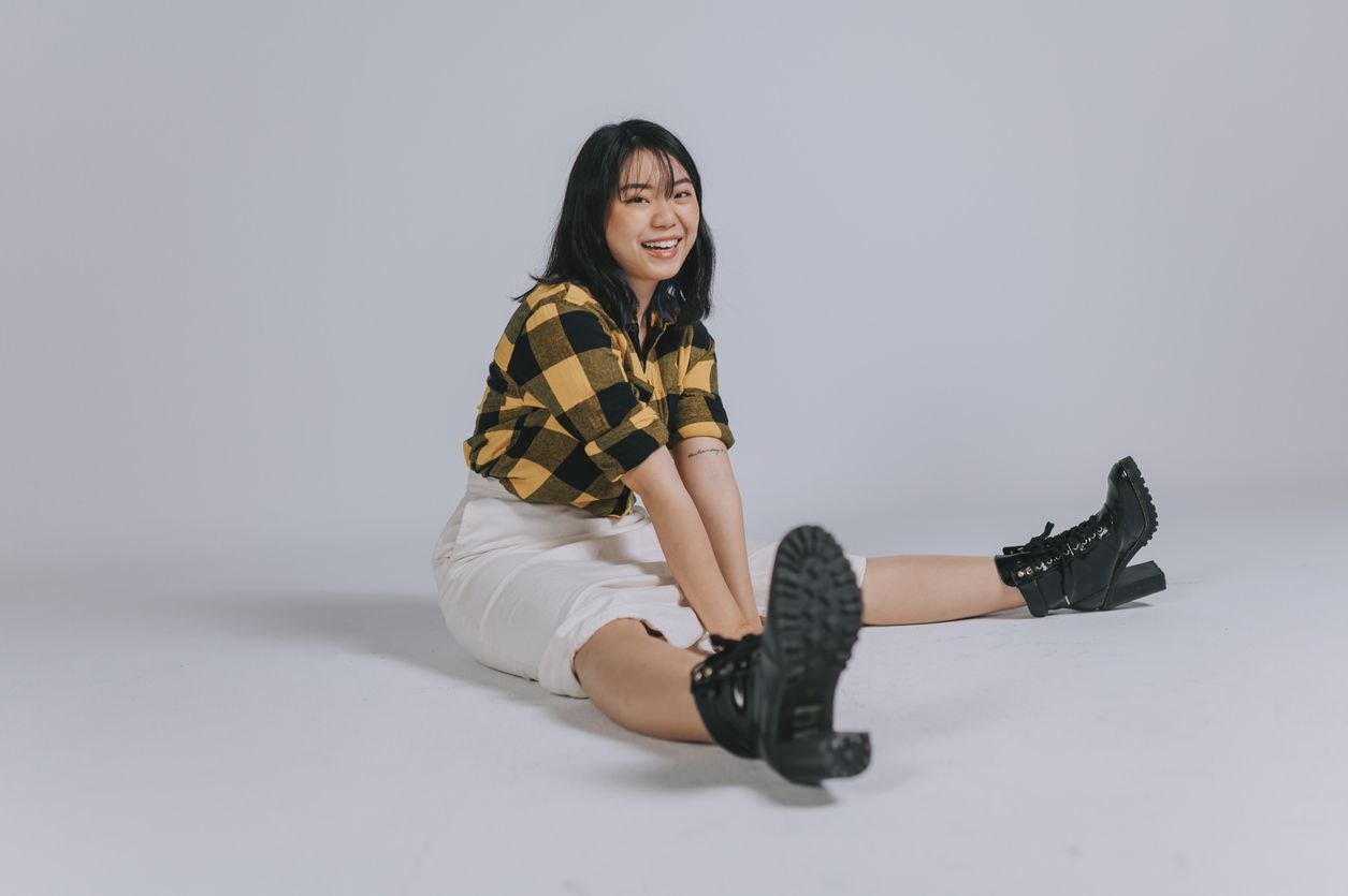 Fashion hacks untuk perempuan tubuh mungil ini bisa membantu Kawan Puan tampil lebih percaya diri melalui pemilihan pakaian yang pas. Yuk simak!