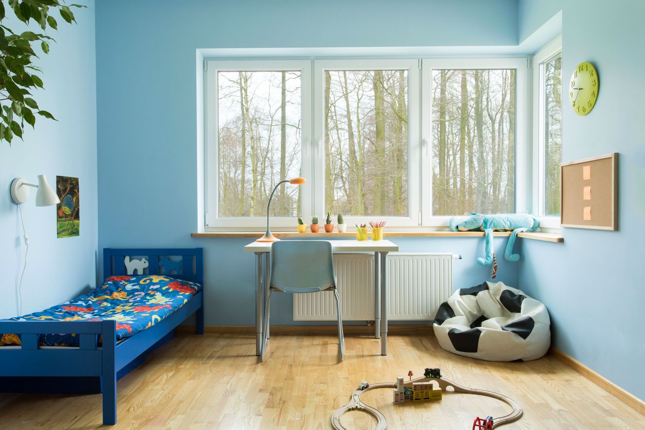 Memilih warna cat dinding sangat penting untuk kesan nyaman, termasuk untuk kamar anak. Warna apa yang cocok? Simak penjelasan berikut.