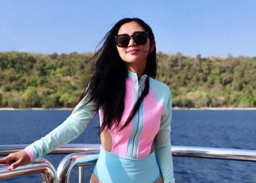 Rachel Vennya baru saja berulang tahun ke-26. Merayakan hari bahagianya, selebgram ini mengajak anak-anaknya liburan ke laut.