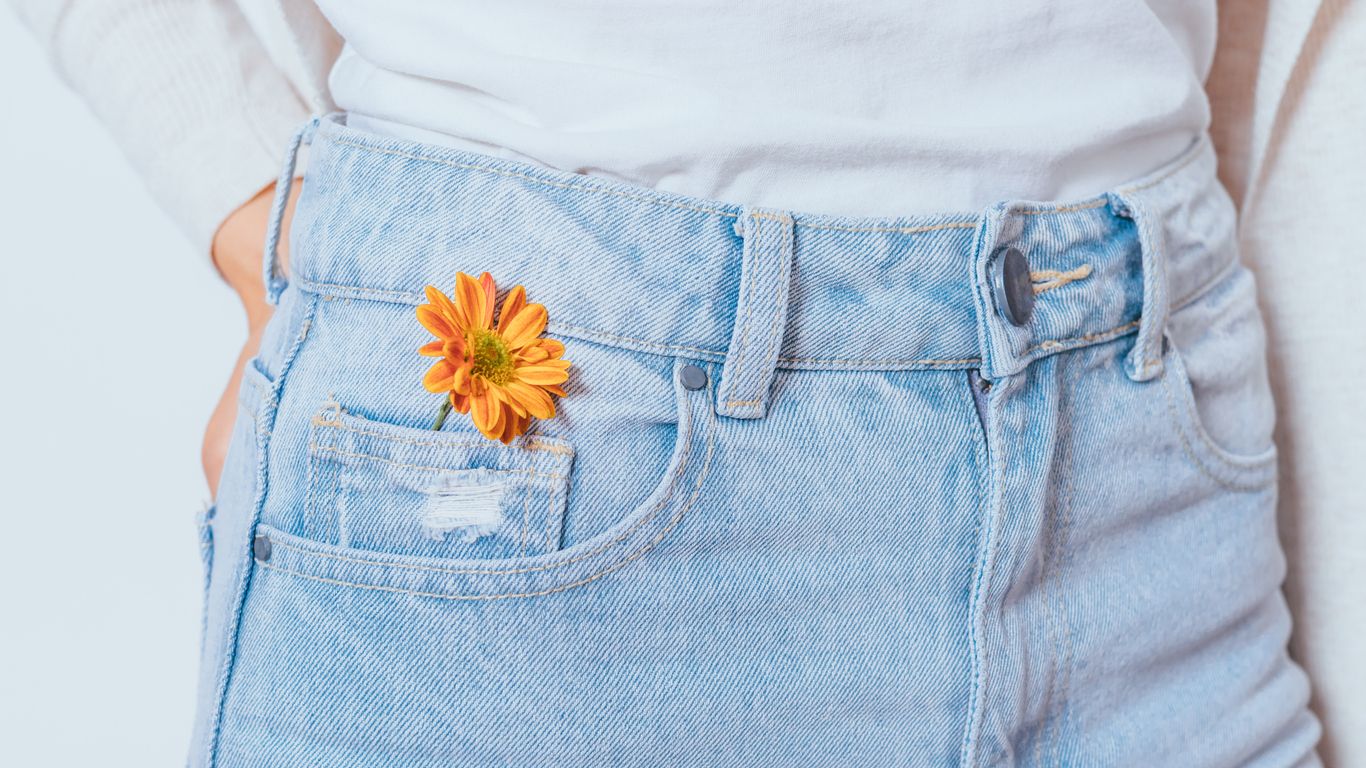 Ini 5 rekomendasi model celana jeans untuk tubuh mungil. Selain timeless, celana jeans cocok digunakan siapapun, sekalipun kamu bertubuh mungil.