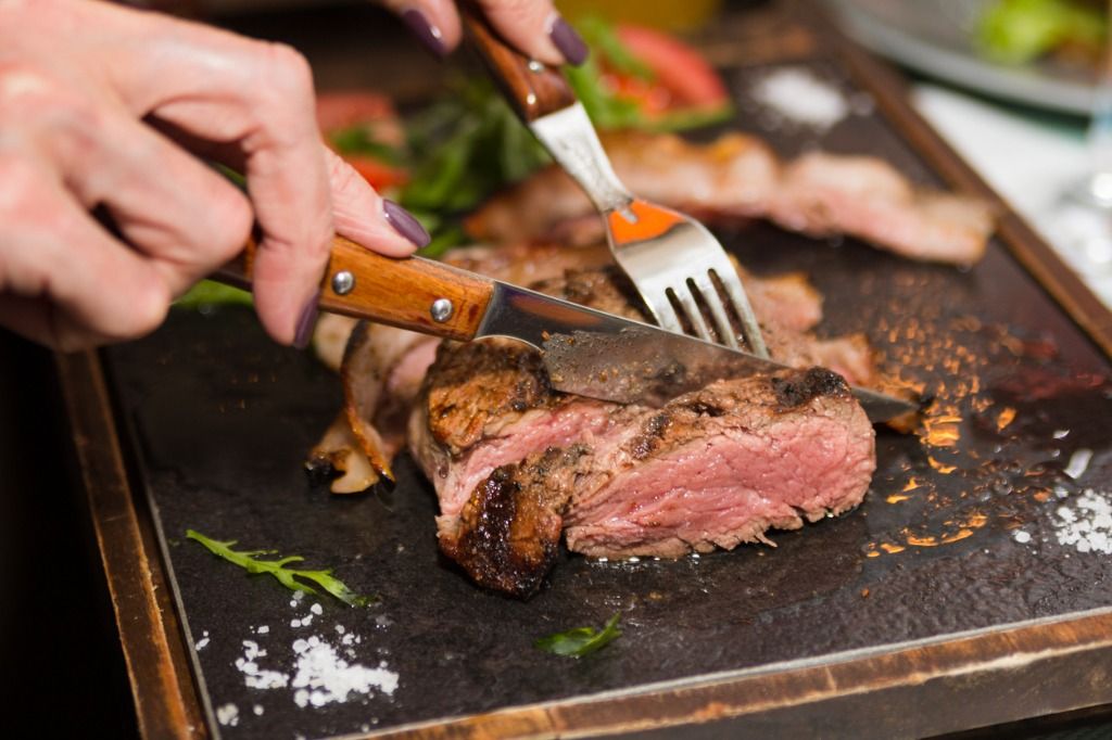 Simak berikut ini 4 tips memasak steak dengan cepat dan dijamin sukses ala Chef Devina Hermawan yang wajib kamu praktikkan.