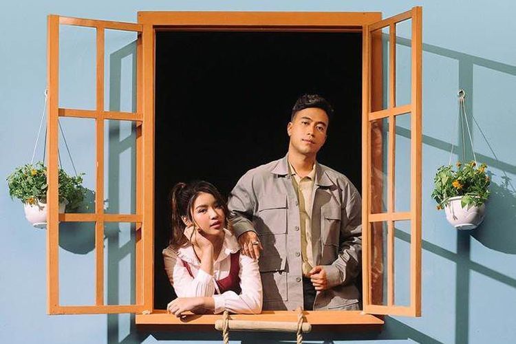 Tiara Andini, penyanyi jebolan Indonesian Idol ini berkolaborasi dengan Vidi Aldiano. Mereka membawakan kembali lagu Buktikan. 