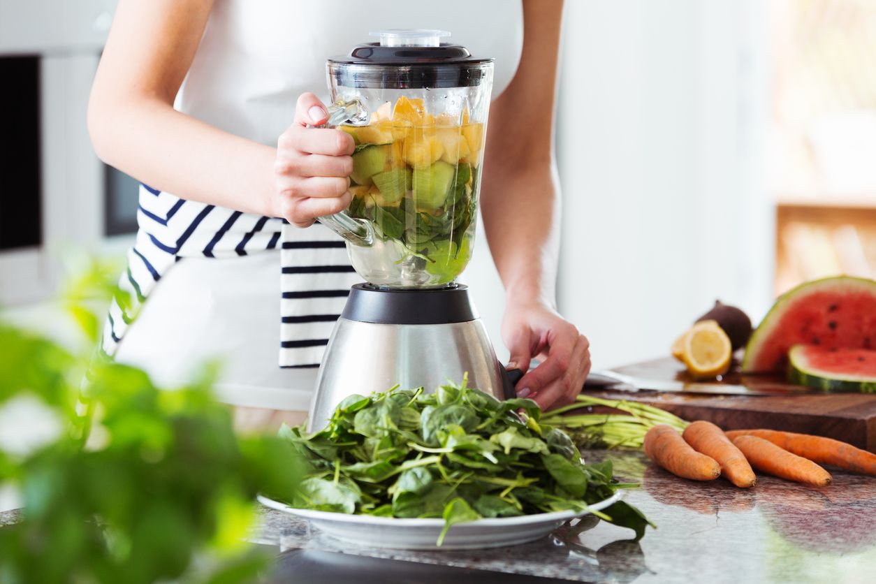 Blender yang sering digunakan sebagai penghalus makanan yang berbeda akan menimbulkan bau tidak sedap. Simak, tips ampuh mencucinya.