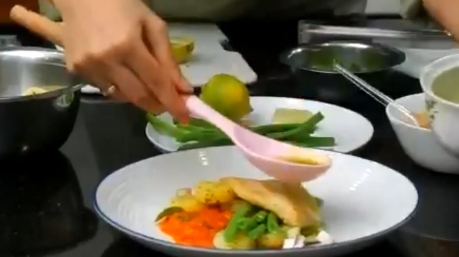 Pada Arisan Parapuan 7, Chef Jenny He membuat makanan lezat nan sehat yang diberi nama pan seared Dory Tomato Basil. Berikut resep dan cara membuatnya!