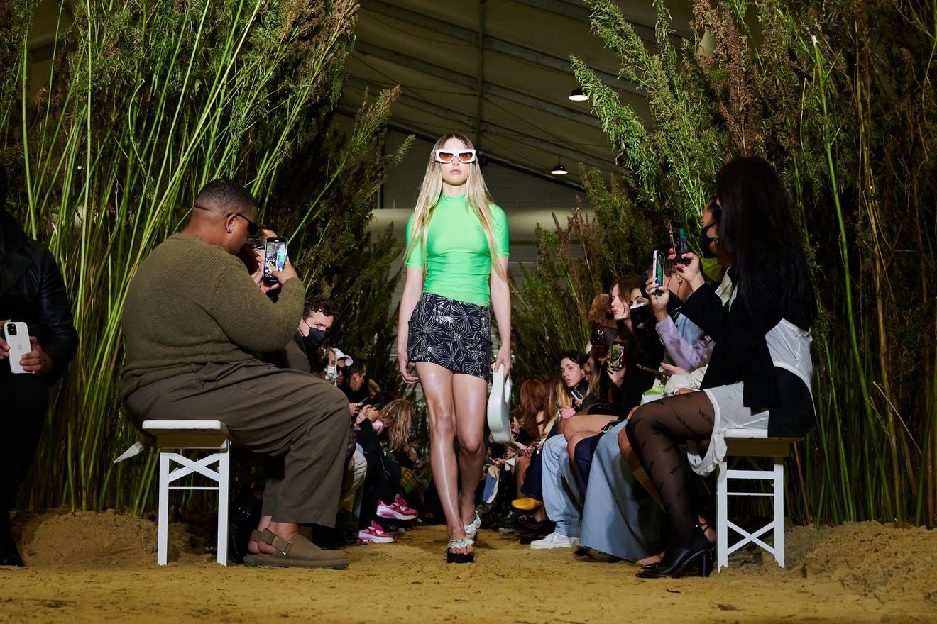 Putri Steve Jobs, Eve Jobs, debut di runway Paris Fashion Week Spring/Summer 2021. Yuk, intip penampilannya berikut ini!