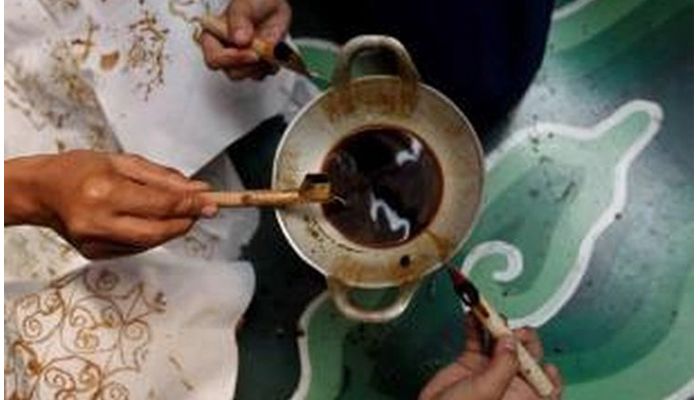 Profesi sebagai pembatik layaknya seperti seniman. Ini alat dan bahan yang digunakan pembatik dalam membuat kain batik!