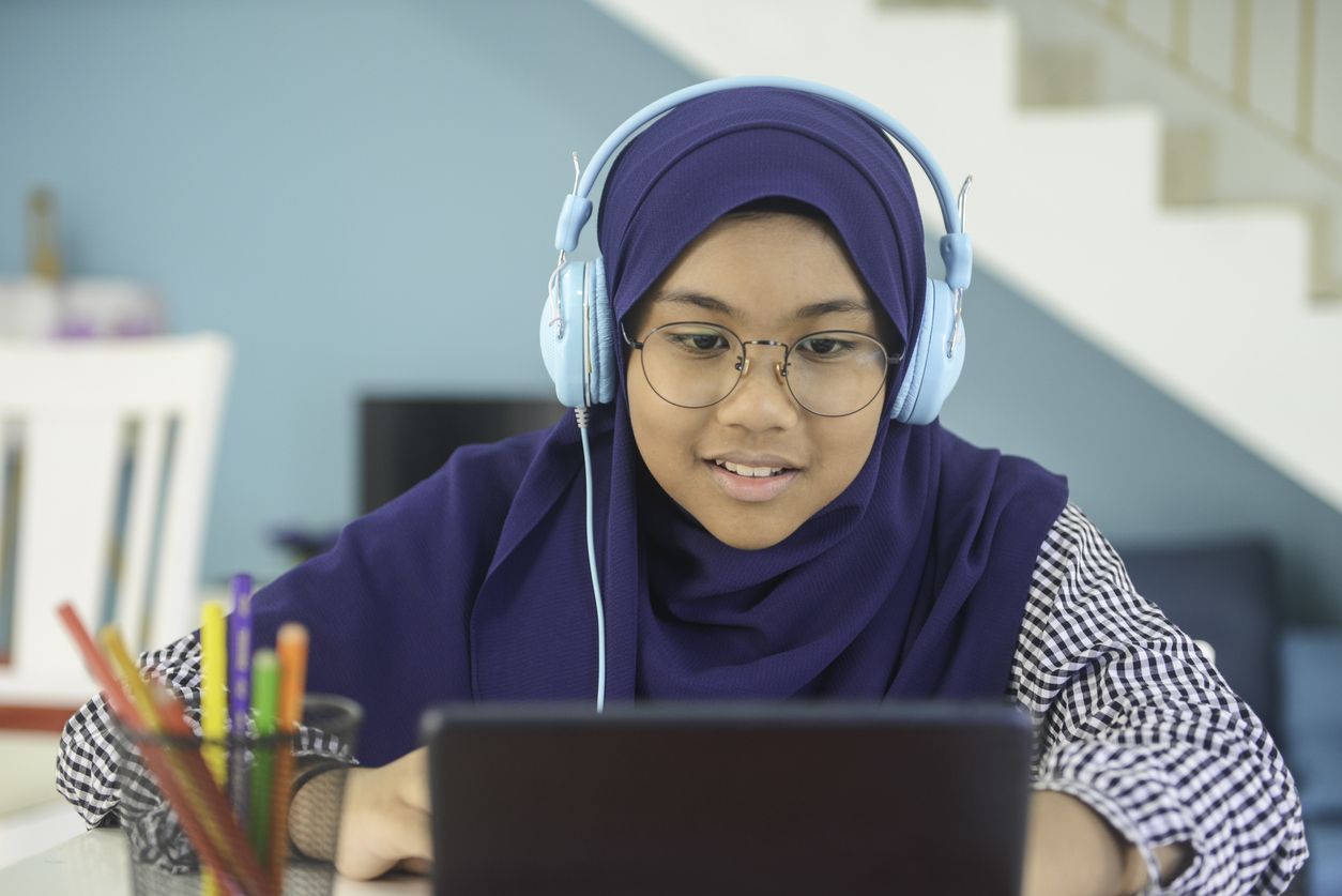 Selain pendidikan formal, berikut 5 aplikasi kursus online yang membantu para mahasiswa meningkatkan kompetensi diri.