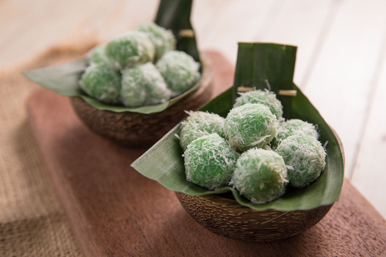 Klepon adalah jajanan pasar yang kenyal dan lumer di mulut ketika dimakan. Yuk, simak tips memasak mudah klepon berikut ini!