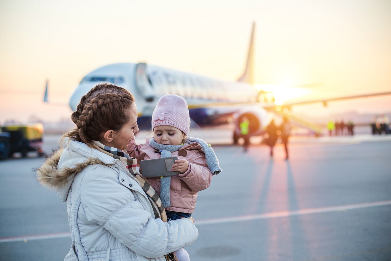 Mengajak bayi untuk bepergian dengan pesawat pasti ada tantangan tersendiri. Agar risiko bisa dikurangi, simak panduan traveling berikut.