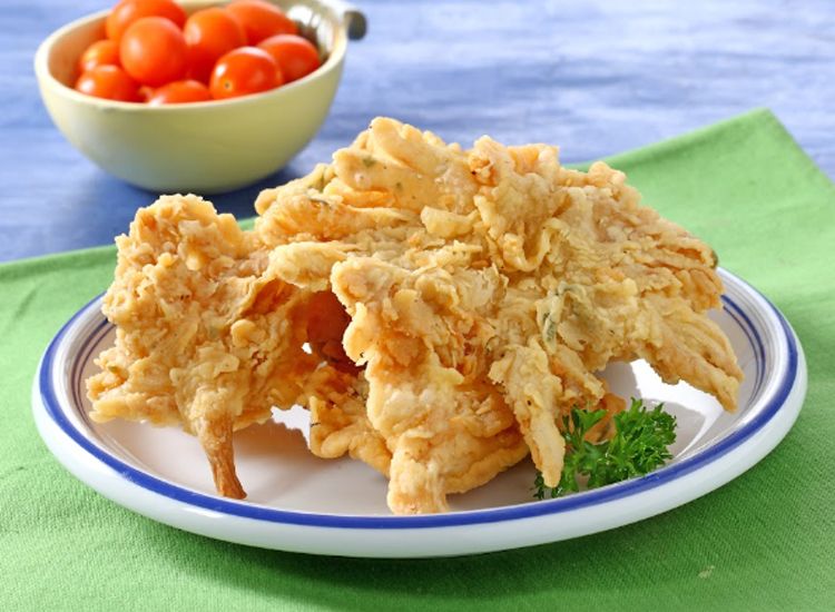 Jamur crispy menjadi camilan favorit banyak orang karena teksturnya yang renyah. Yuk, praktikkan tips memasak mudah jamur crispy agar renyah ini.