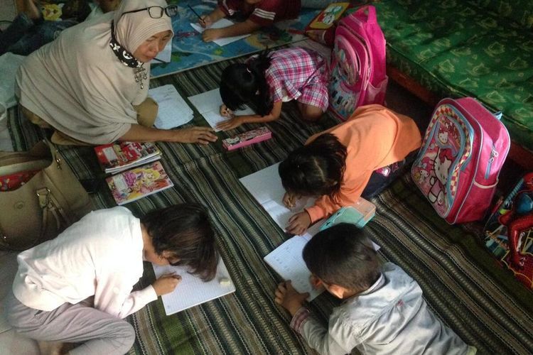 Zairiah Lubis yang memiliki kondisi khusus pada tangan kirinya mendedikasikan dirinya sebagai guru TK di Lampung selama 22 tahun. Ini kisahnya!