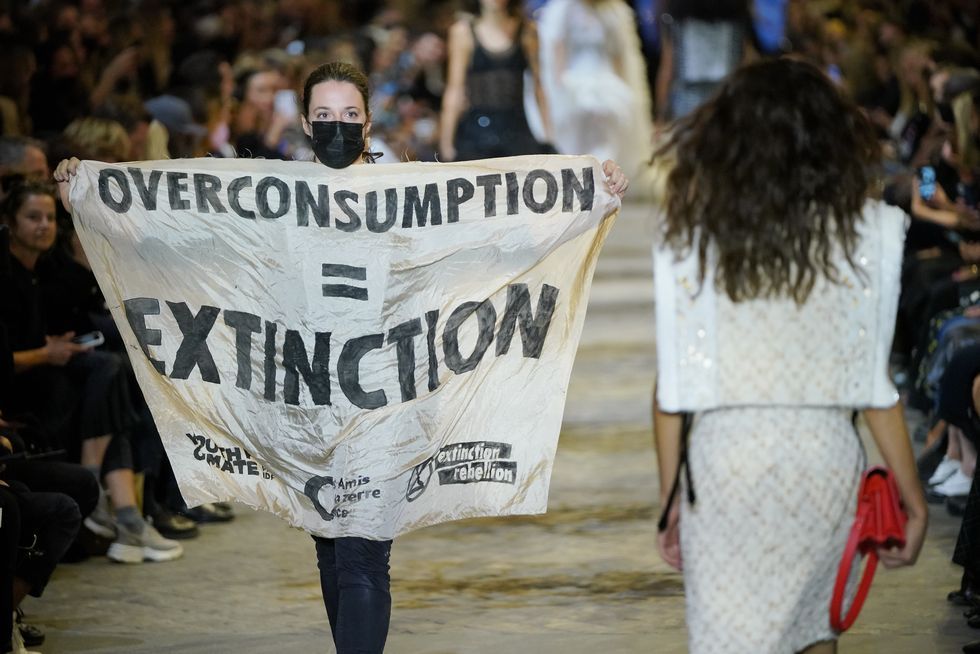 Berita Terpopuler Fashion & Beauty pada hari Kamis (7/10/2021), dari protes di fashion show Louis Vuitton hingga gaya Sabrina Anggraini.