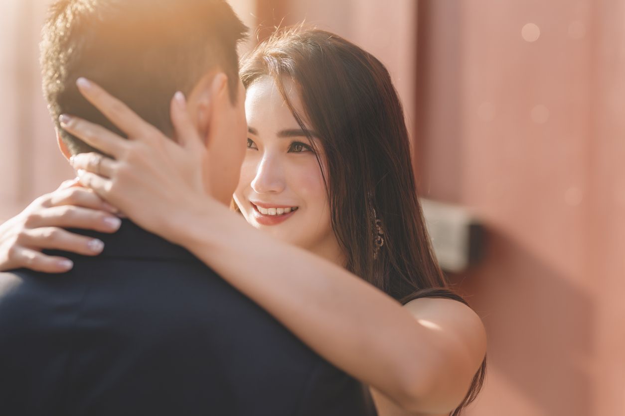 Keintiman dalam sebuah hubungan tidak hanya dari soal hubungan seksual saja. Ada 4 jenis keintiman lain dalam menjalin hubungan, ini penjelasannya!