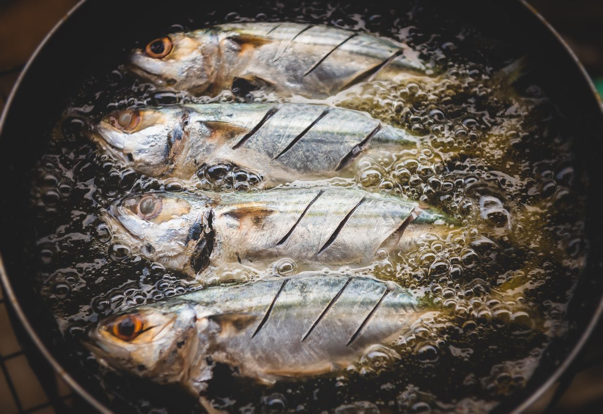 Tips memasak cepat dan mudah kali ini adalah cara menggoreng ikan agar tidak lengket atau menempel di wajan. Simak langsung tipsnya!