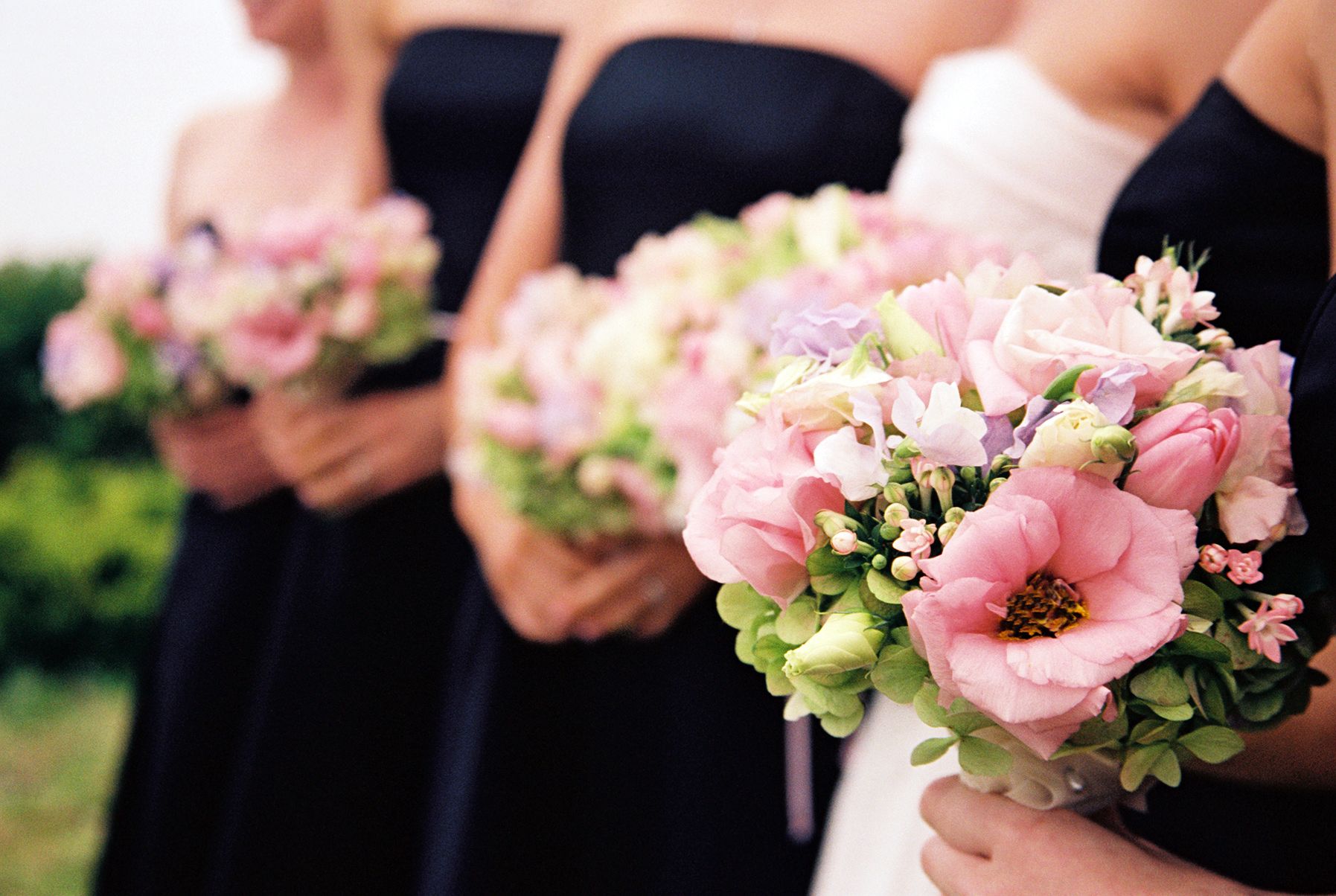 Menjadi bridesmaid tidak hanya soal kain dan model baju, kamu juga harus mempertimbangkan aksesori untuk mempermanis penampilanmu.