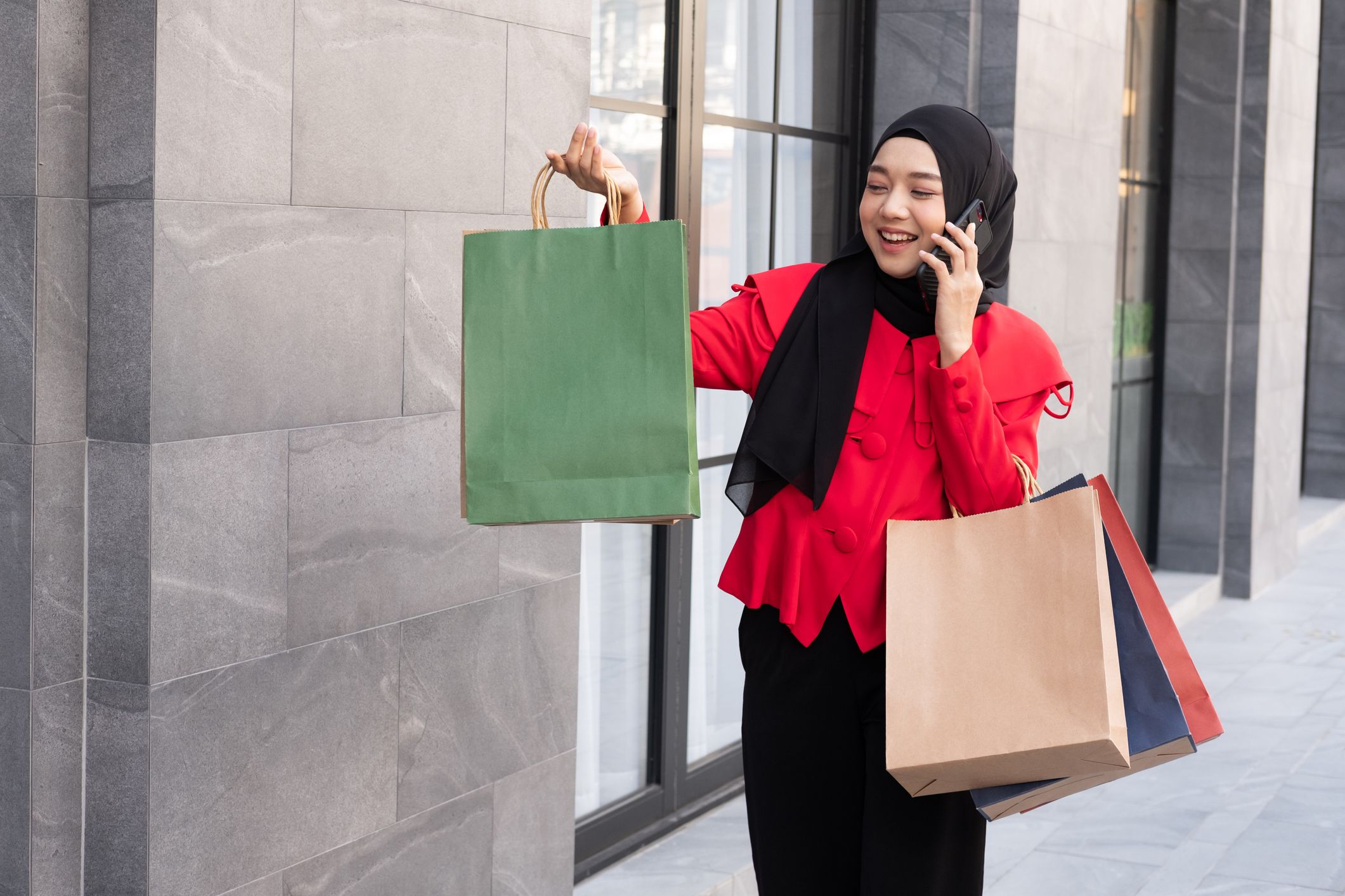 Berikut ini merupakan lima rekomendasi brand lokal yang menjual baju syari dengan model yang modis dan patut dilirik.