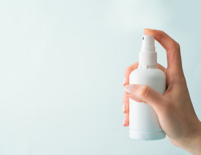 Skincare viral di TikTok face mist memiliki sederet manfaat untuk kulit. Salah satunya dapat menyegarkan kulit wajah.