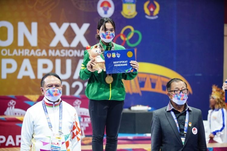 Alisya Mellynar, mahasiswi Unair Surabaya, berhasil meraih satu medali emas PON XX Papua untuk cabang olahraga wushu. Ini kisahnya.
