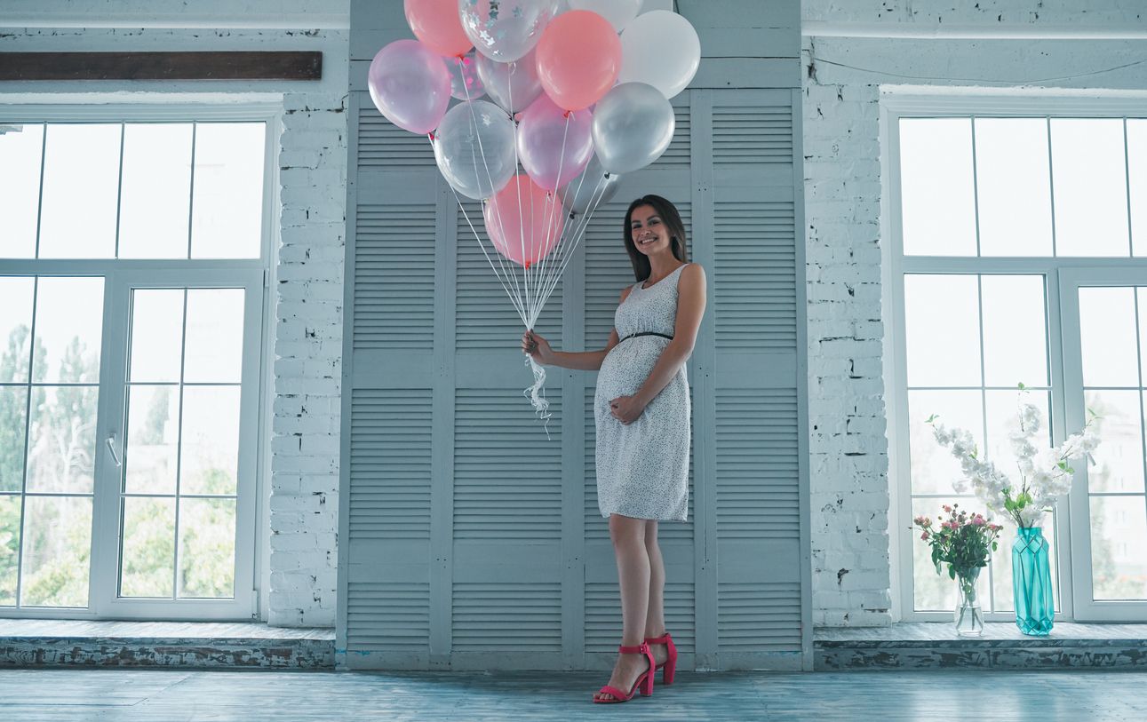 Menentukan outfit untuk menghadiri perayaan  baby shower memang susah-susah gampang ya kan Kawan Puan?