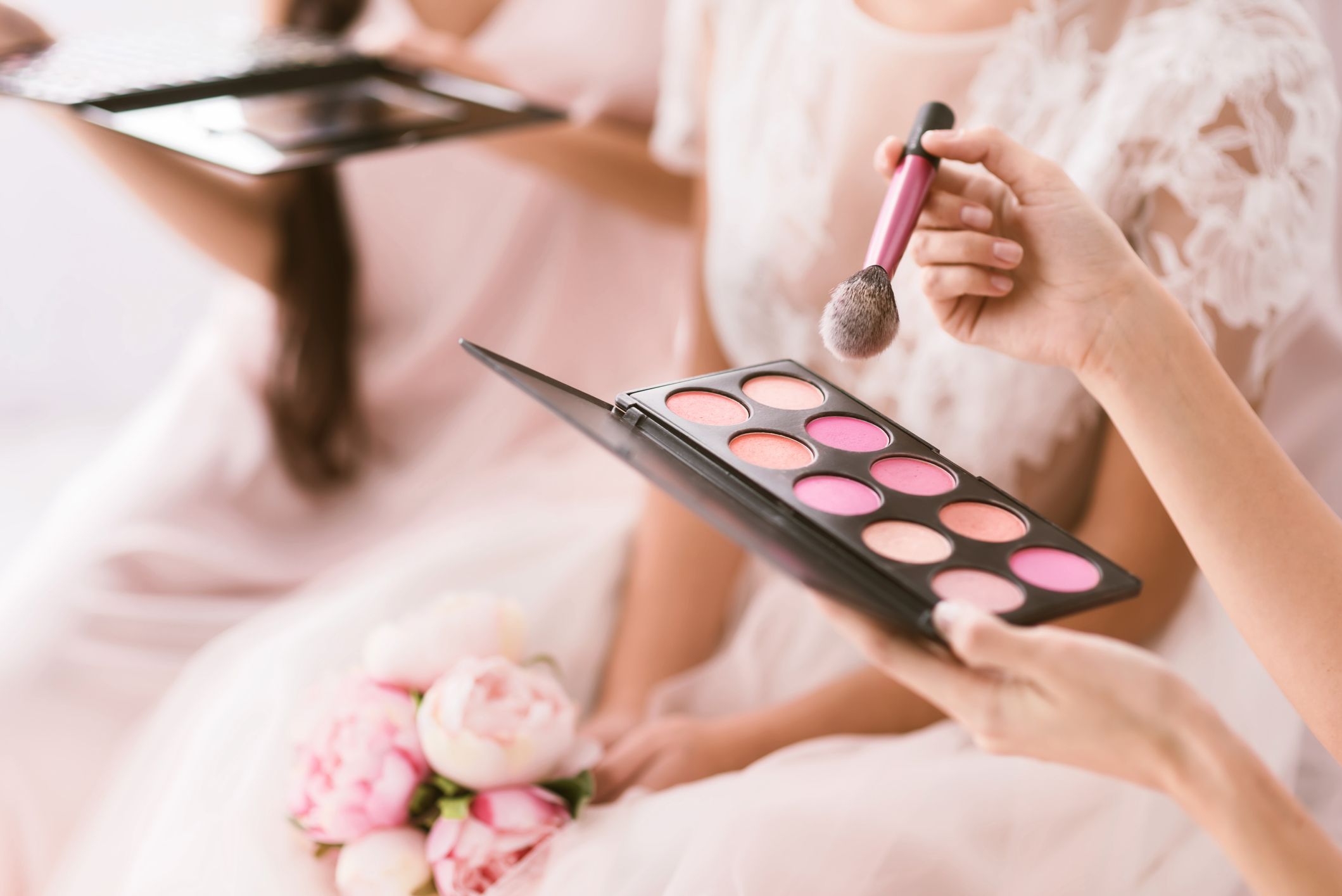Berikut ini delapan inspirasi makeup untuk bridesmaid yang bisa kamu coba untuk melengkapi penampilan saat mengiringi pengantin perempuan.