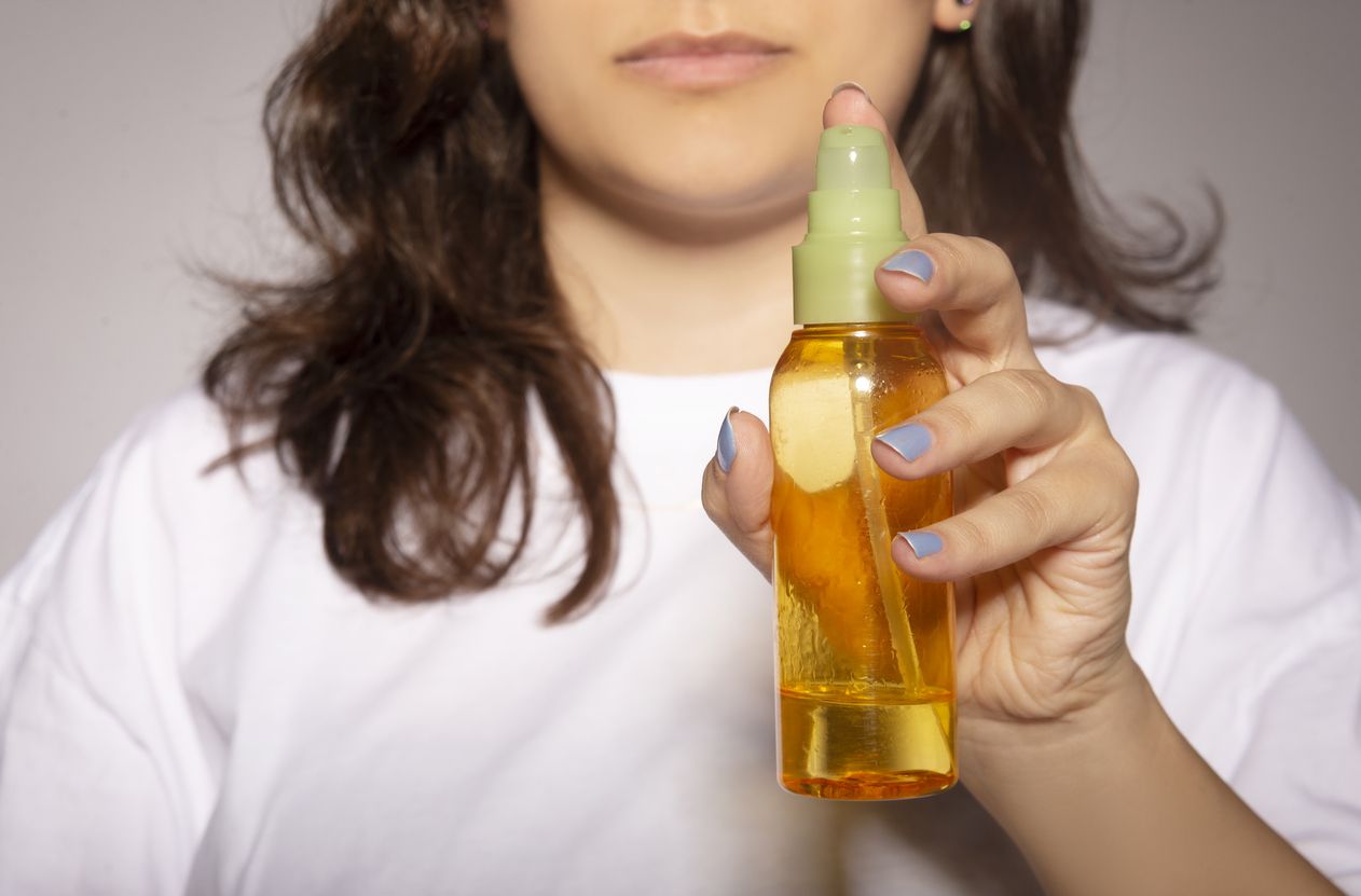 Dry shampoo merupakan solusi terbaik bagi kamu yang sibuk, karena sampo ini tidak perlu dibilas dengan air bersih.