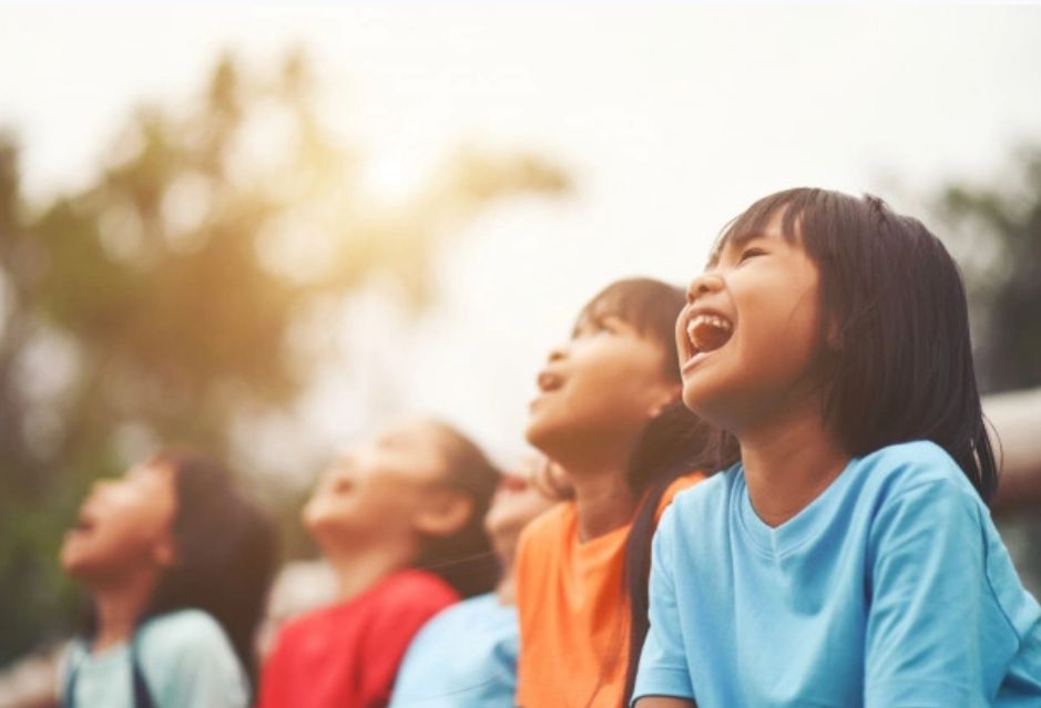 Bagi orang dewasa, rasa malu bisa berarti baik karena kita sudah bisa mengatur perasaan tersebut. Bagaimana dengan anak-anak? Berikut penjelasannya!