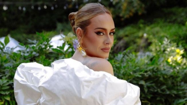 Penuhi permintaan Adele pada Minggu (21/11/2021) , Spotify menghapus pilihan Shuffle otomatis dalam tombol play di album Adele terbaru yakni 30.