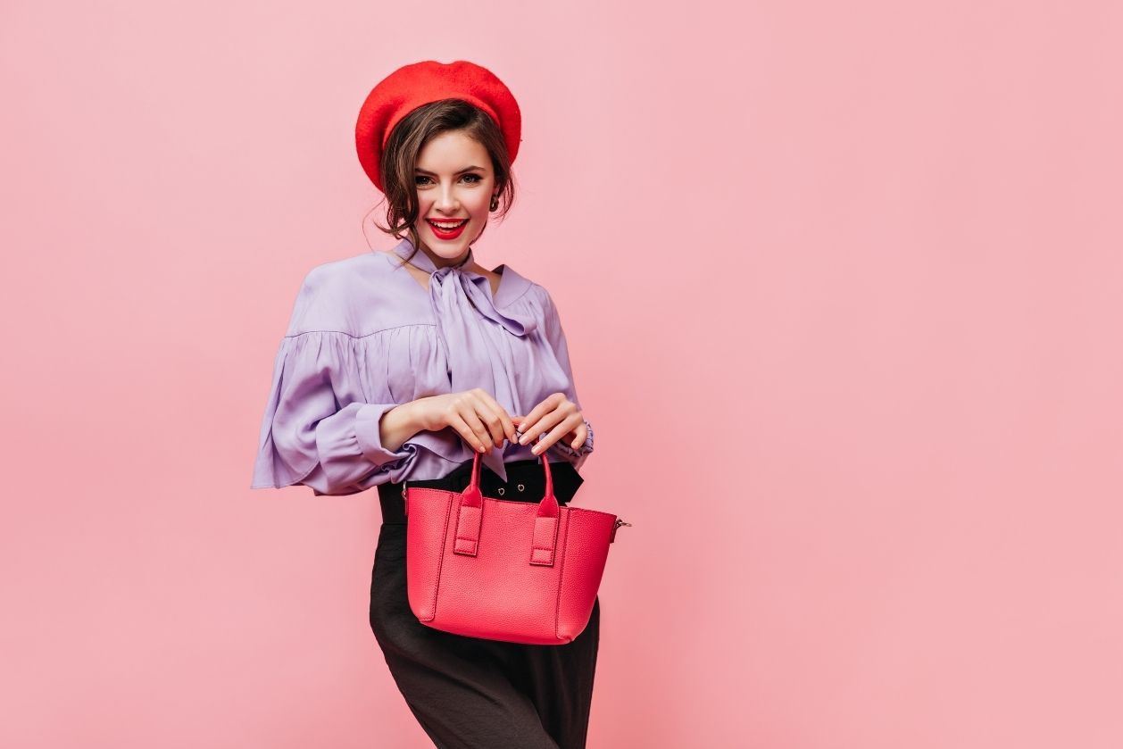 Intip lima gaya sehari-hari artis Indonesia dengan padu padan handbag berikut ini yang bisa Kawan Puan jadikan inspirasi.