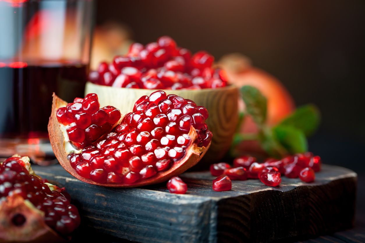 Manfaat delima untuk kecantikan kulit ini ternyata ada banyak lo, Kawan Puan! Simak yuk apa saja manfaat dari buah berwarna merah ini!
