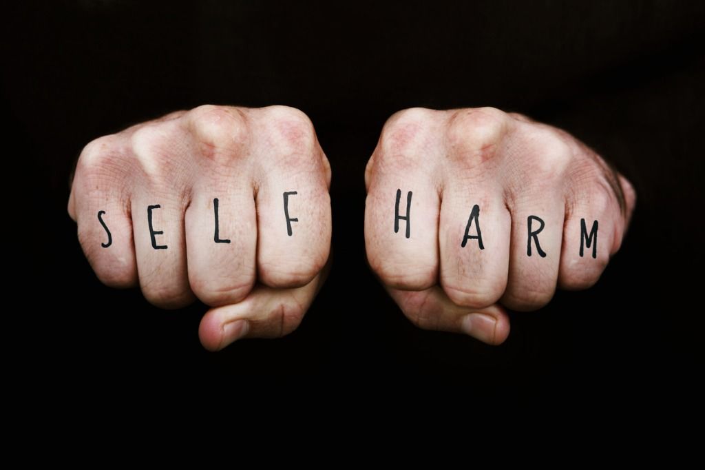 Kawan Puan, di Hari Kesehatan Mental Sedunia ini yuk simak  kaitan antara kesehatan mental dan self harm, beserta bentuknya