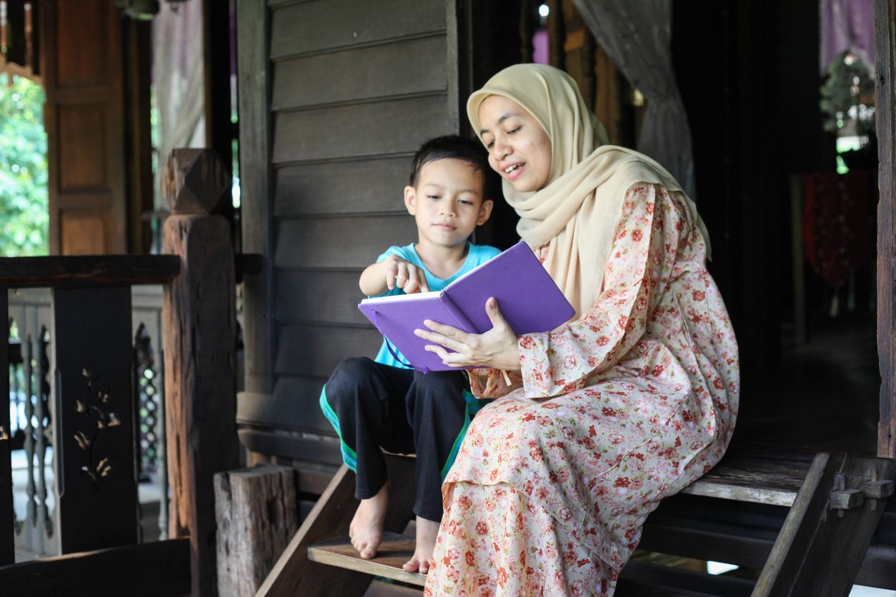Selama persiapan sekolah tatap muka, orang tua dapat mengembangkan kebiasaan membaca pada anak dengan cara berikut. Simak cara selengkapnya di sini!