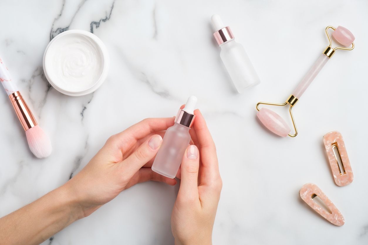 Pemakain serum bakuchiol kini menjadi tren skincare viral di TikTok. Bagaimana cara penggunaannya yang tepat? 