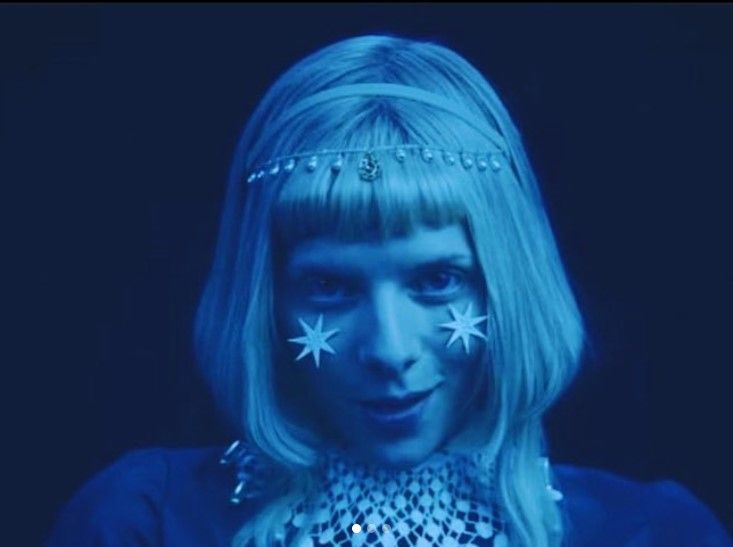 Penyanyi asal Norwegia, AURORA akan merilis lagu terbarunya berjudul 'Giving In To The Love' pada 14 Oktober 2021. 