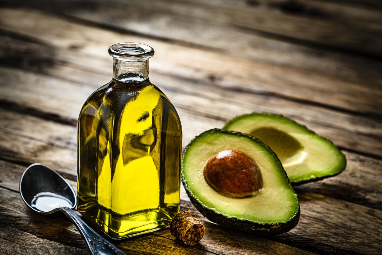 Essensial oil mulai disukai oleh perempuan karena memiliki banyak manfaat untuk kecantikan, salah satunya avocado oil atau minyak alpukat.