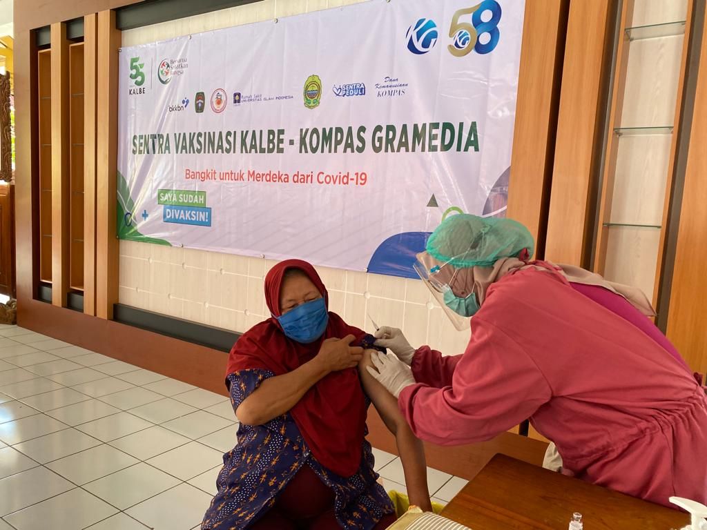 Adaptasi kenormalan baru bisa terjadi melalui vaksin. Oleh karena itu, Kalbe dan Kompas Gramedia kembali hadirkan sentra vaksinasi Covid-19!