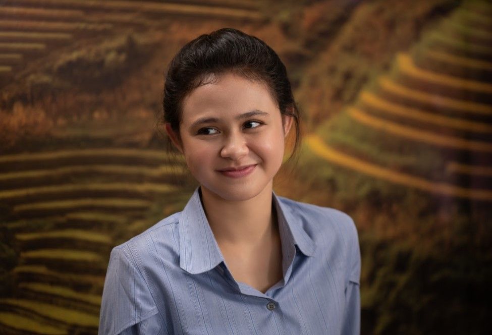Aktris Maizura berbagi pengalamannya syuting bersama sutradara perempuan Nia Dinata untuk film A World Without yang sedang tayang di Netflix.