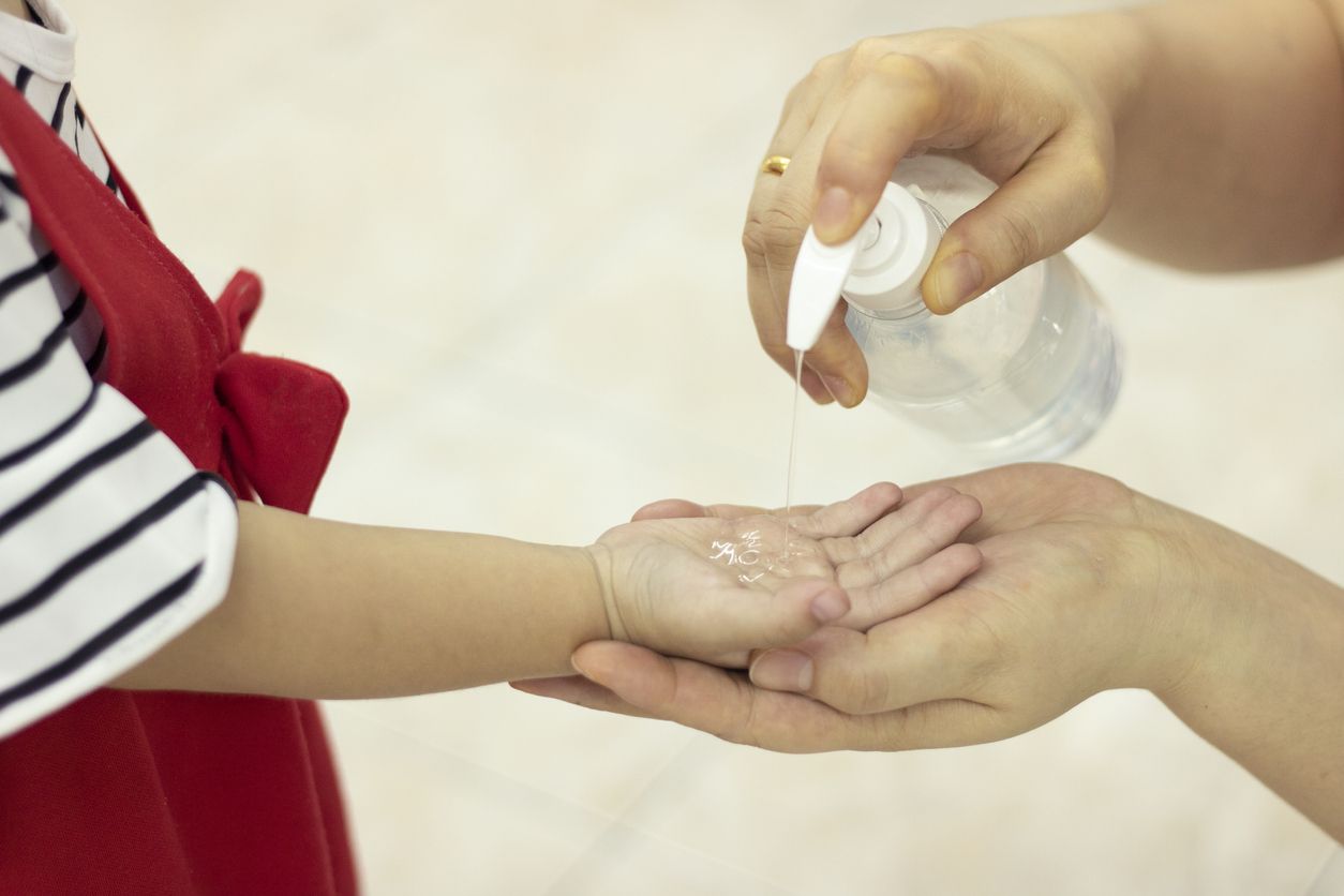 Tak hanya orang dewasa, anak-anak perlu dilatih untuk menjaga kebersihan salah satunya dengan mencuci tangan.