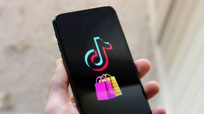Berjualan dengan cara live streaming di TikTok Shop bisa meningkatkan penjualan merchant sekaligus meningkatkan interaksi dengan customer.