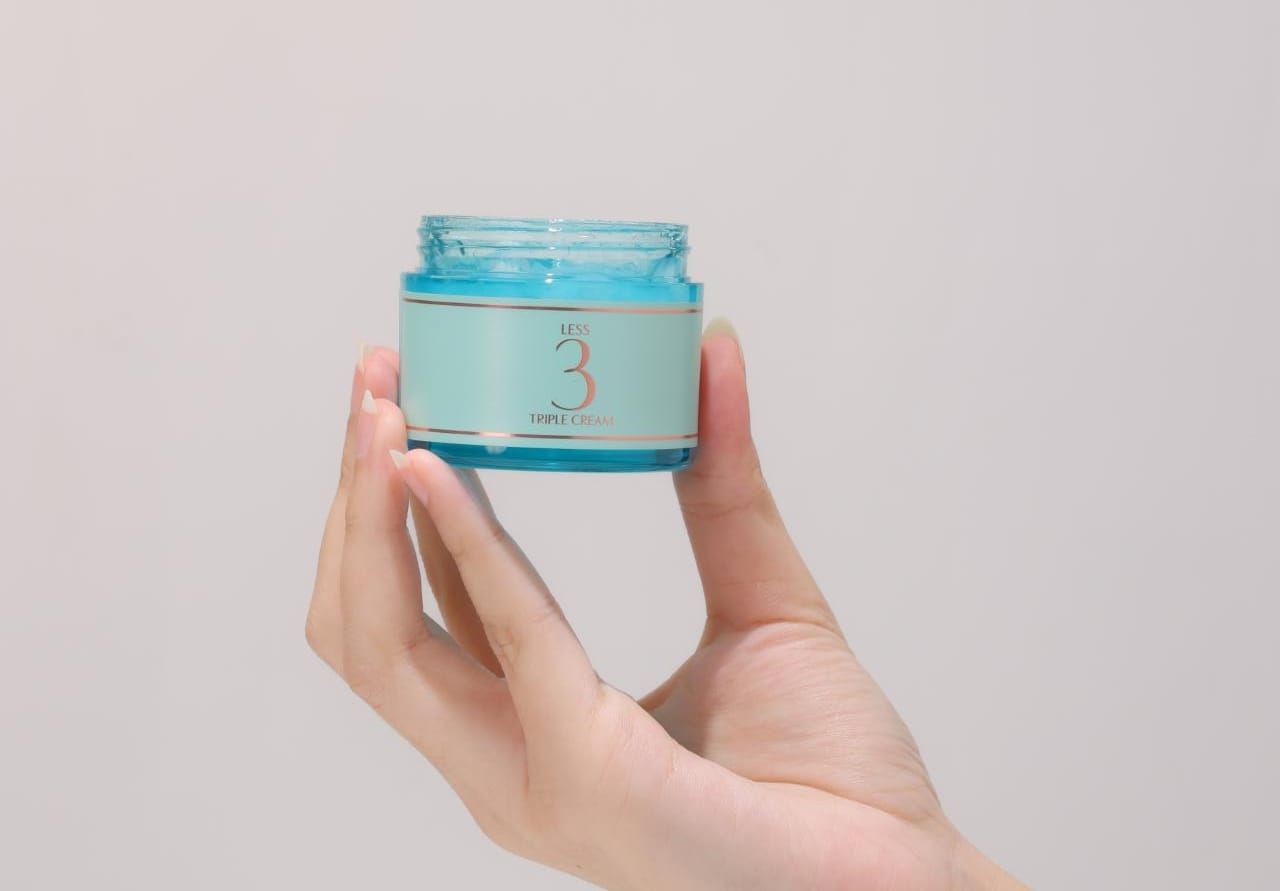 Rekomendasi produk skincare yang cocok untuk kulit sensitif. Salah satunya L’ESSENTIAL, produk yang 